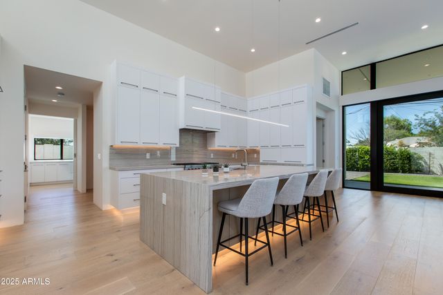 4002 E AVALON Drive, Phoenix, AZ 85018