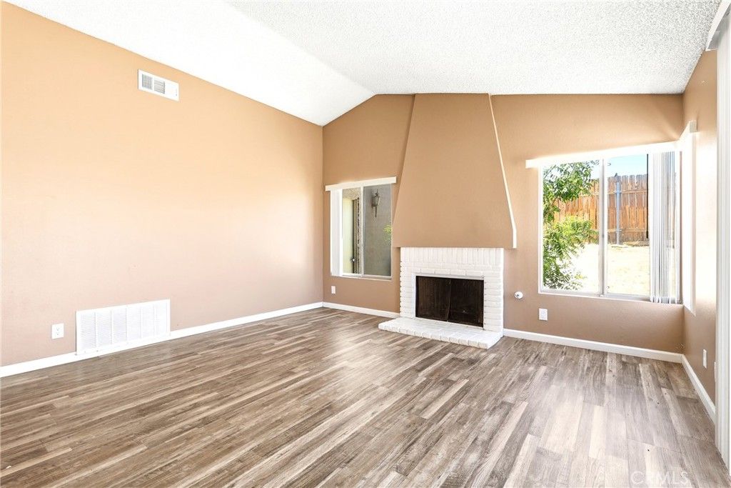 Image 12 of property listing at 13368 Desert Primrose, Victorville, CA 92392