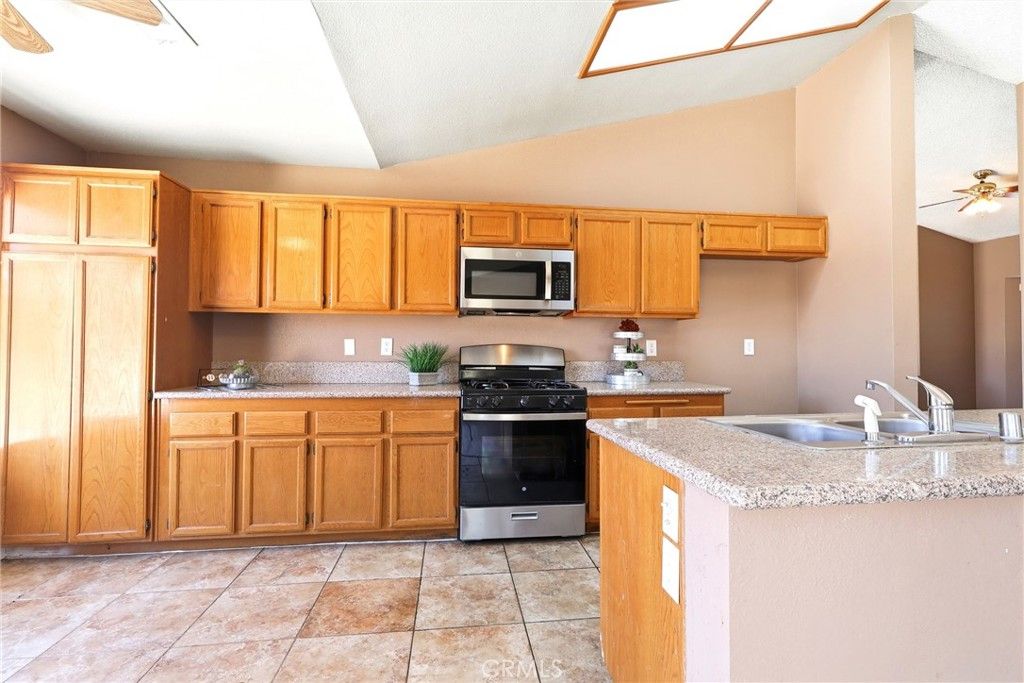 Image 8 of property listing at 13368 Desert Primrose, Victorville, CA 92392