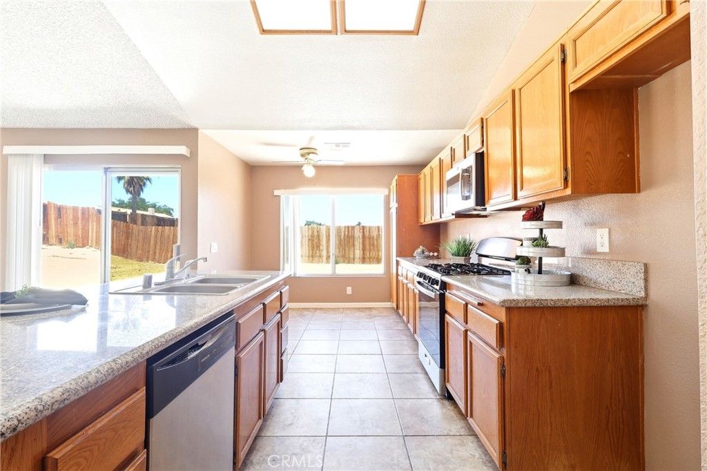 Image 9 of property listing at 13368 Desert Primrose, Victorville, CA 92392