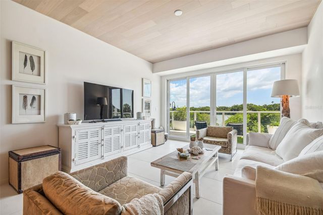 1020 SUNSET POINT ROAD 111, Clearwater, FL 33755