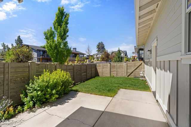 20693 SE Cougar Peak Drive, Bend, OR 97702