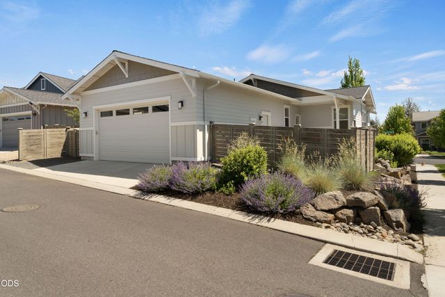 20693 SE Cougar Peak Drive, Bend, OR 97702