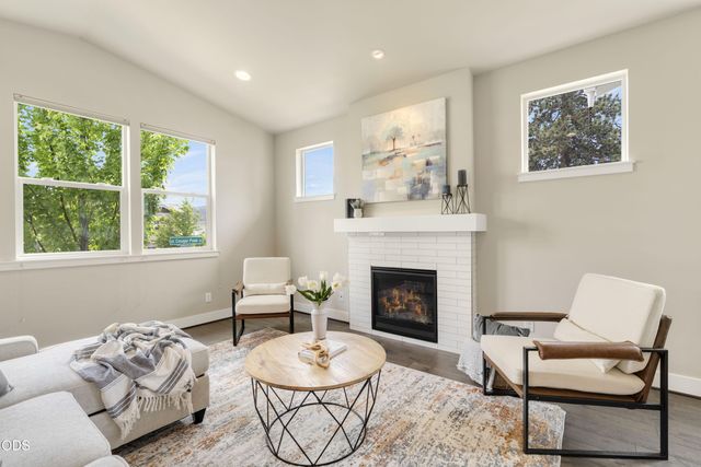 20693 SE Cougar Peak Drive, Bend, OR 97702