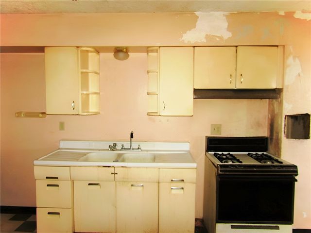 230 Mckinley St, Knoxville, PA 15210