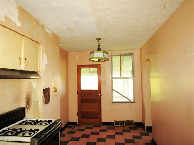 230 Mckinley St, Knoxville, PA 15210