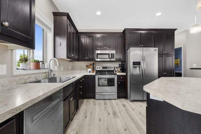2720 Heritage Dr NW, Minot, ND 58703