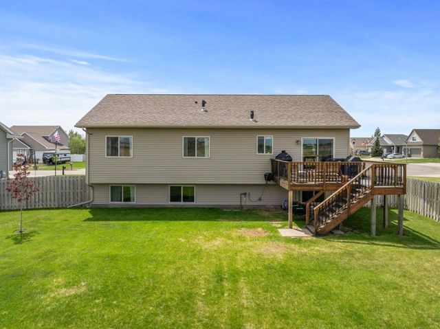 2720 Heritage Dr NW, Minot, ND 58703