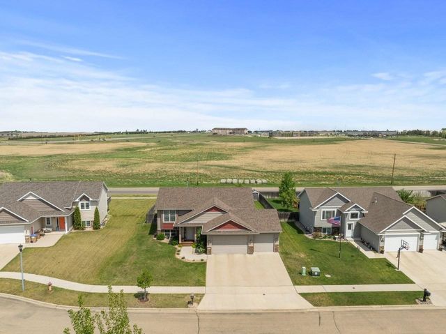 2720 Heritage Dr NW, Minot, ND 58703