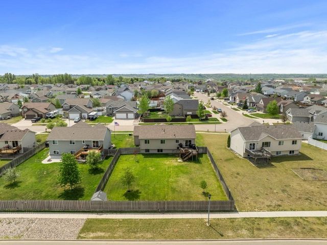 2720 Heritage Dr NW, Minot, ND 58703
