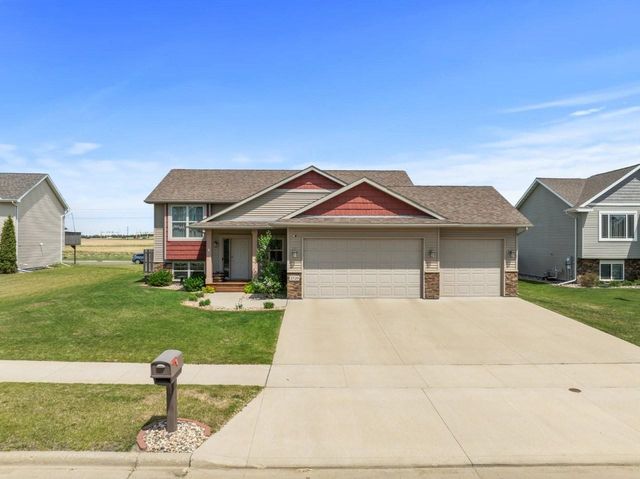 2720 Heritage Dr NW, Minot, ND 58703