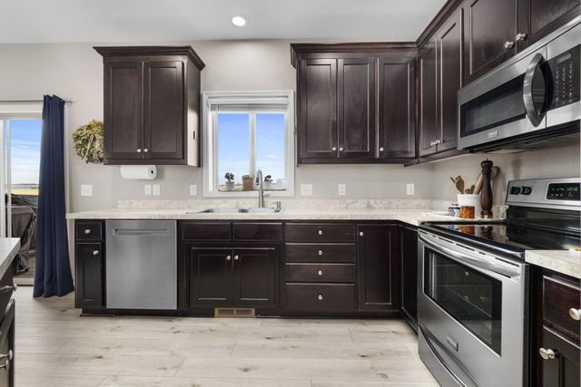 2720 Heritage Dr NW, Minot, ND 58703