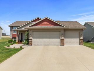2720 Heritage Dr NW, Minot, ND 58703