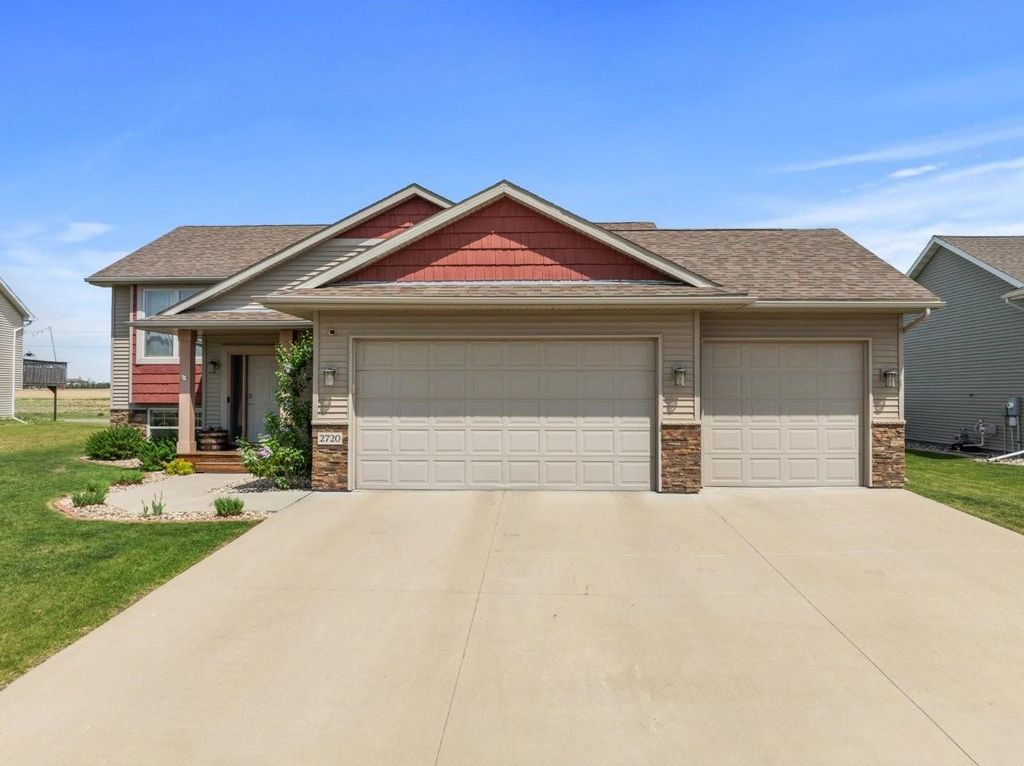2720 Heritage Dr NW, Minot, ND 58703