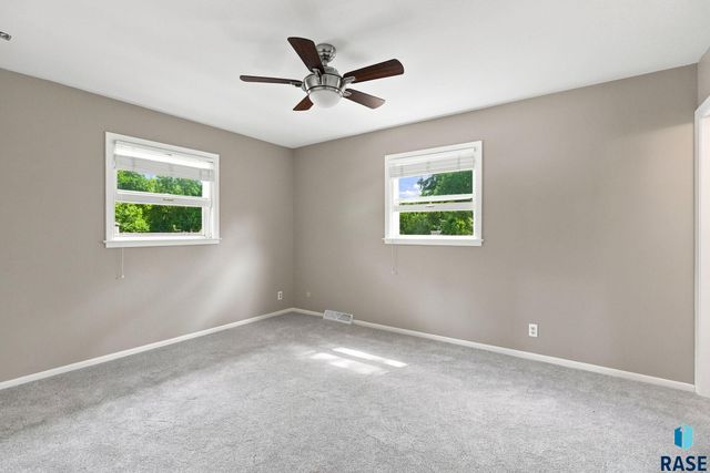 4004 S Glenview Rd Road, Sioux Falls, SD 57103