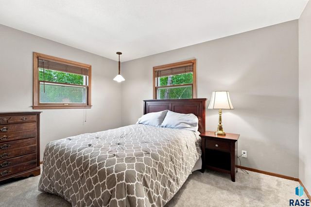 4004 S Glenview Rd Road, Sioux Falls, SD 57103