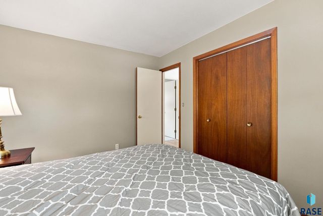 4004 S Glenview Rd Road, Sioux Falls, SD 57103