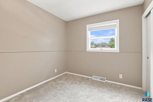4004 S Glenview Rd Road, Sioux Falls, SD 57103