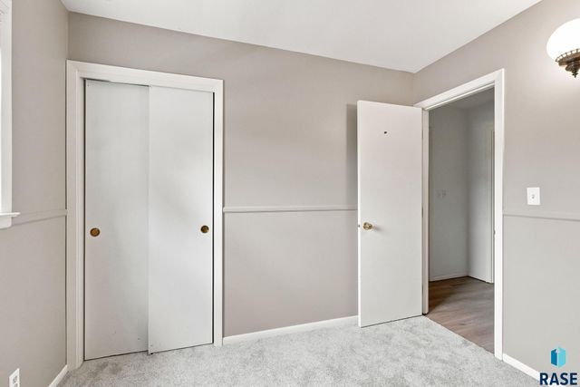 4004 S Glenview Rd Road, Sioux Falls, SD 57103