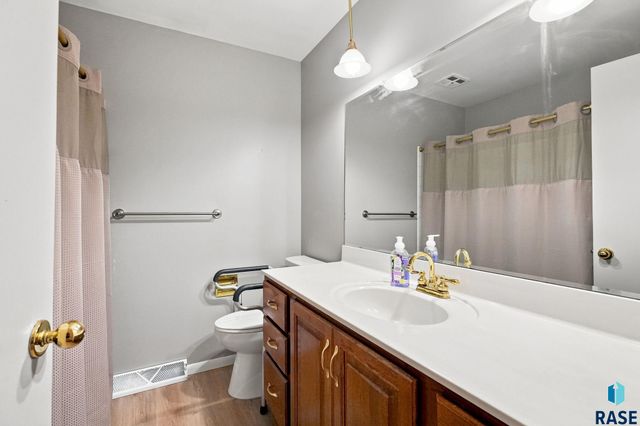 4004 S Glenview Rd Road, Sioux Falls, SD 57103