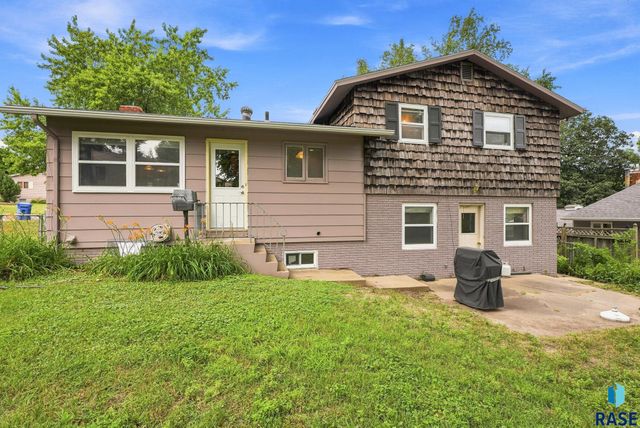 4004 S Glenview Rd Road, Sioux Falls, SD 57103