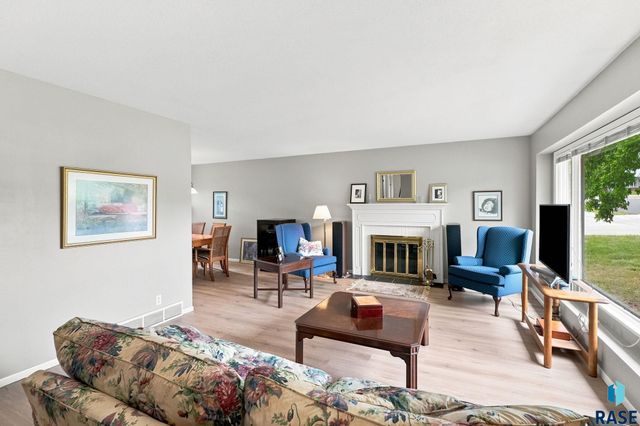 4004 S Glenview Rd Road, Sioux Falls, SD 57103