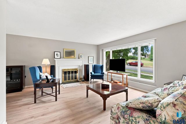 4004 S Glenview Rd Road, Sioux Falls, SD 57103
