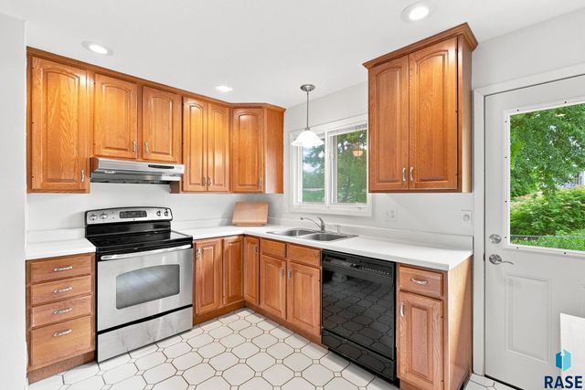 4004 S Glenview Rd Road, Sioux Falls, SD 57103