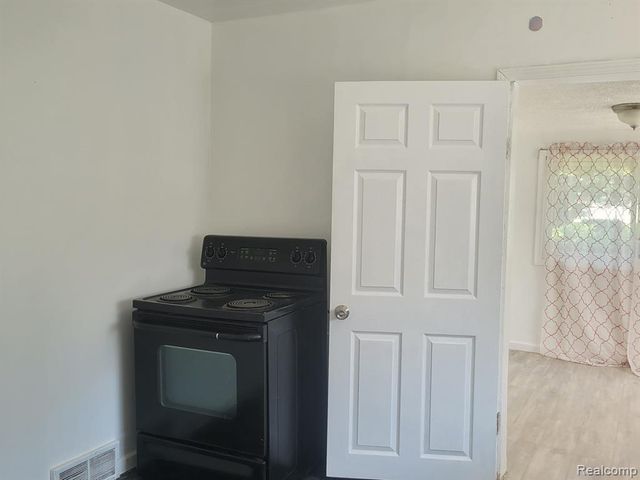 7027 Chalmers Avenue, Warren, MI 48091