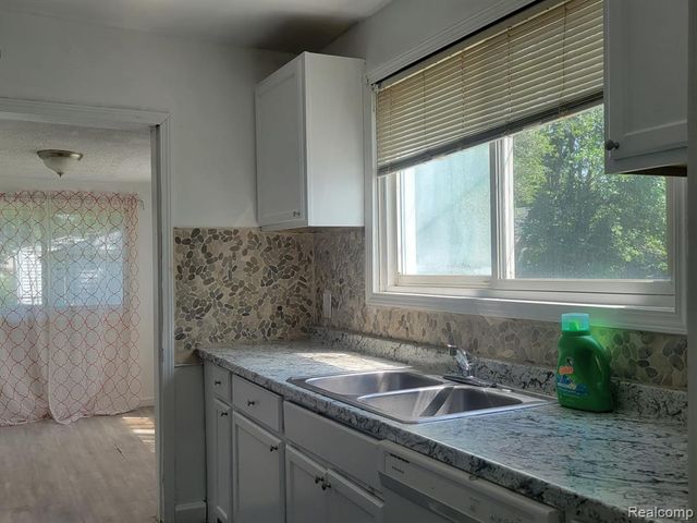 7027 Chalmers Avenue, Warren, MI 48091