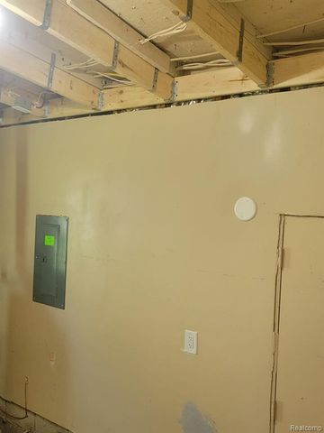 7027 Chalmers Avenue, Warren, MI 48091