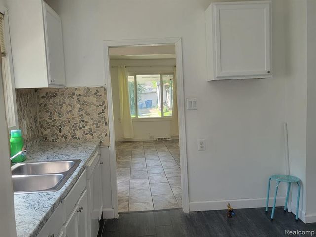7027 Chalmers Avenue, Warren, MI 48091
