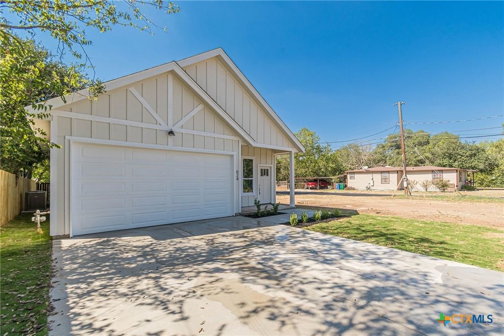 624 Stratton Ave, Seguin, TX 78155