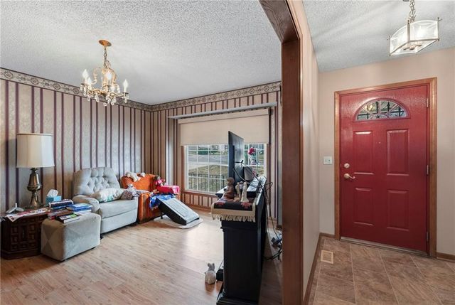 8117 Woodstone Street, Lenexa, KS 66219