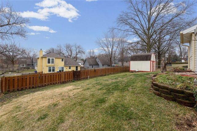 8117 Woodstone Street, Lenexa, KS 66219