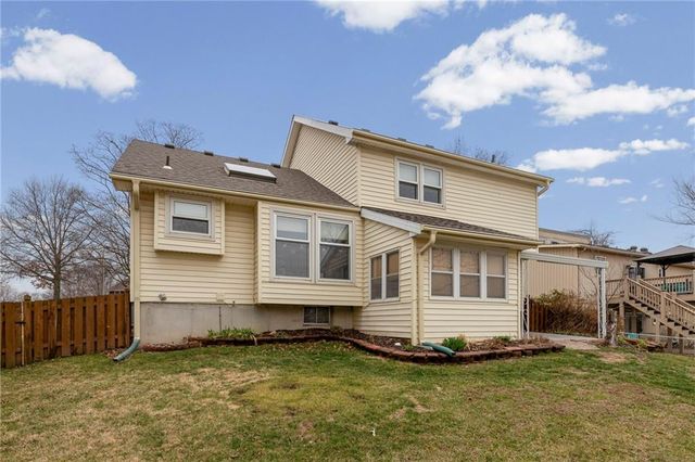 8117 Woodstone Street, Lenexa, KS 66219