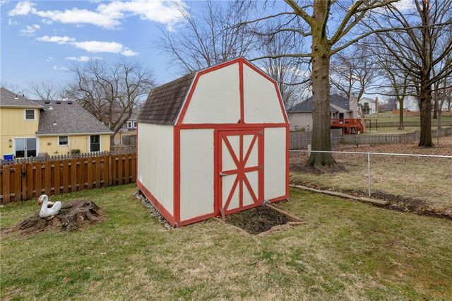 8117 Woodstone Street, Lenexa, KS 66219