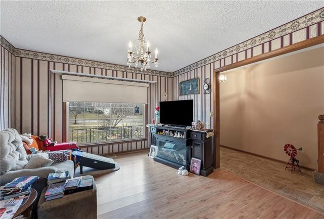 8117 Woodstone Street, Lenexa, KS 66219