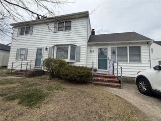 308 Kansas Street, Lindenhurst, NY 11757