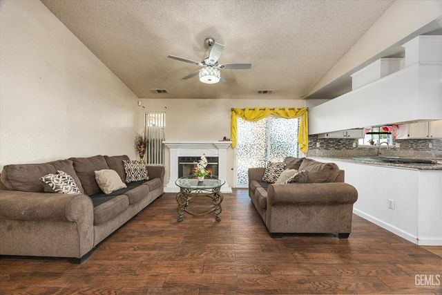 1914 Hummingbird Avenue, Delano, CA 93215