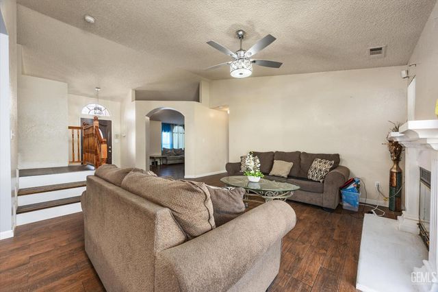 1914 Hummingbird Avenue, Delano, CA 93215