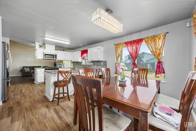 1914 Hummingbird Avenue, Delano, CA 93215