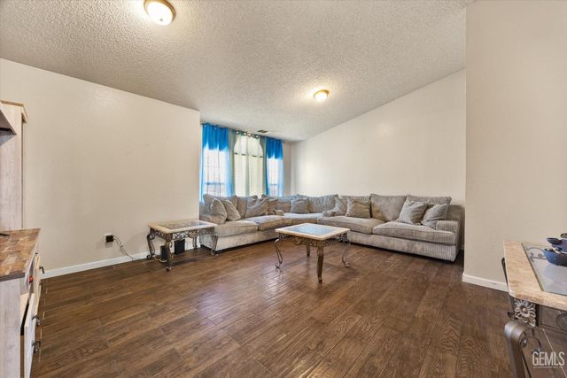 1914 Hummingbird Avenue, Delano, CA 93215