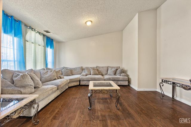 1914 Hummingbird Avenue, Delano, CA 93215