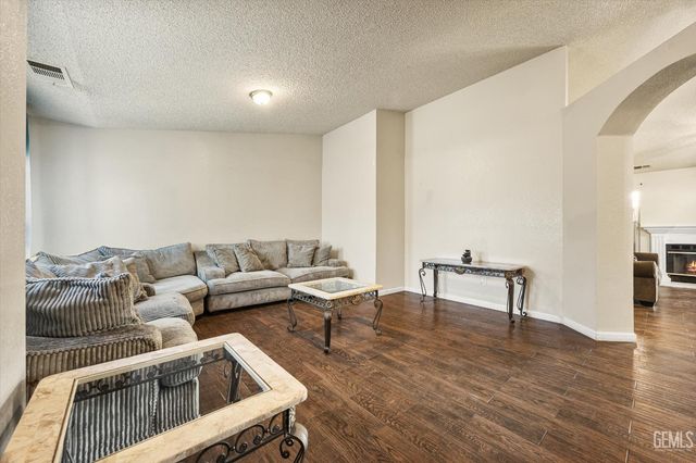 1914 Hummingbird Avenue, Delano, CA 93215