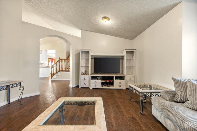 1914 Hummingbird Avenue, Delano, CA 93215