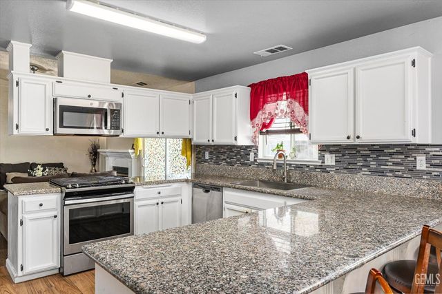 1914 Hummingbird Avenue, Delano, CA 93215