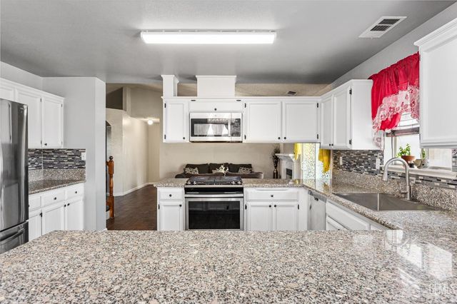 1914 Hummingbird Avenue, Delano, CA 93215