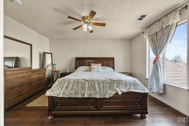 1914 Hummingbird Avenue, Delano, CA 93215