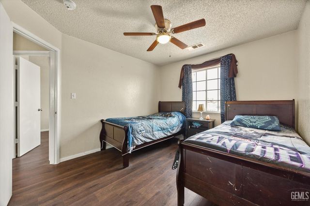 1914 Hummingbird Avenue, Delano, CA 93215